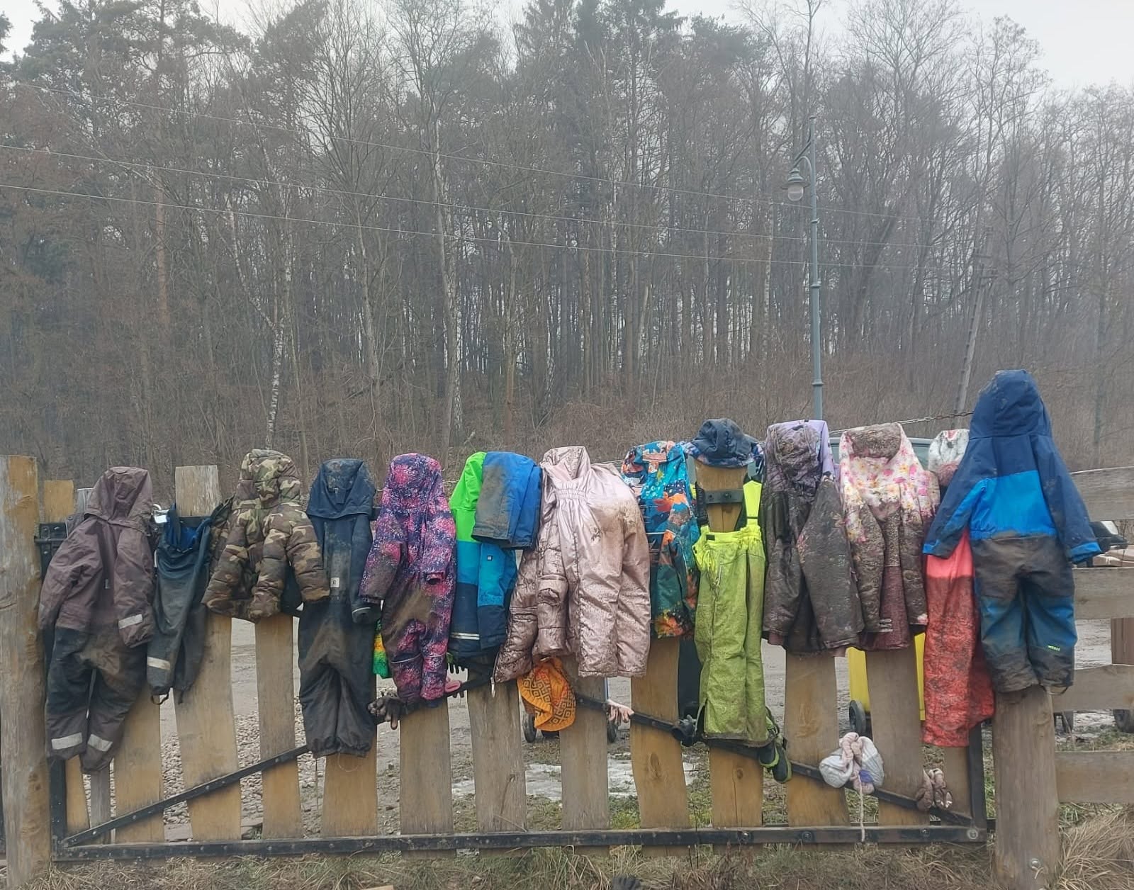 Kolorowe ubrania dzieci przygotowane po leśnej wyprawie